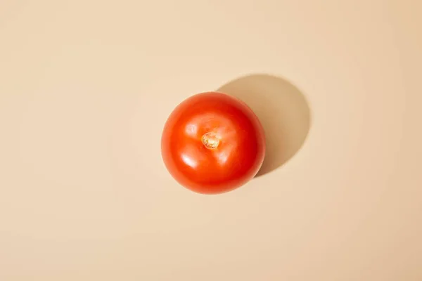 Вид зверху на стиглий свіжий помідор на бежевому фоні — стокове фото