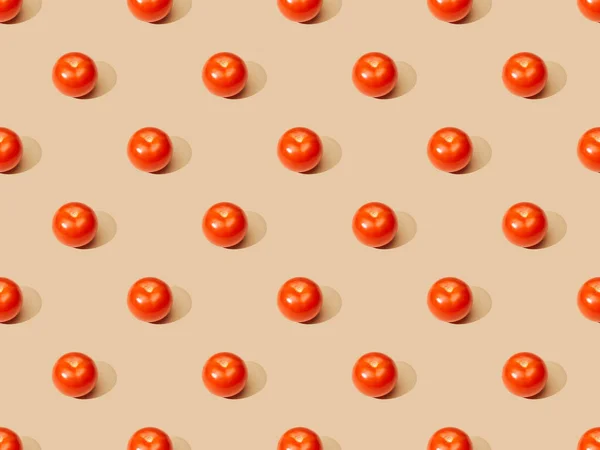 Ripe fresh tomatoes on beige background, seamless pattern — Stock Photo