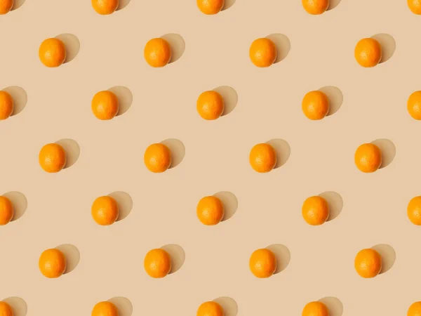 Vue de dessus des oranges mûres sur fond beige, motif sans couture — Photo de stock