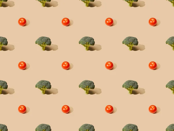 Fresh green broccoli and tomatoes on beige background, seamless pattern — Stock Photo