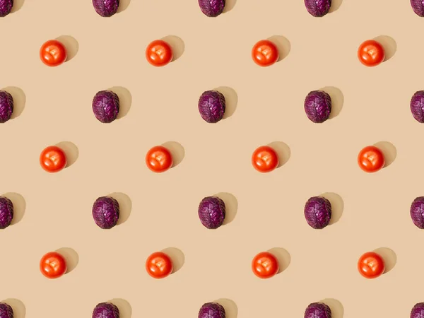 Top view of whole ripe red cabbage and tomatoes on beige background, seamless pattern — Stock Photo