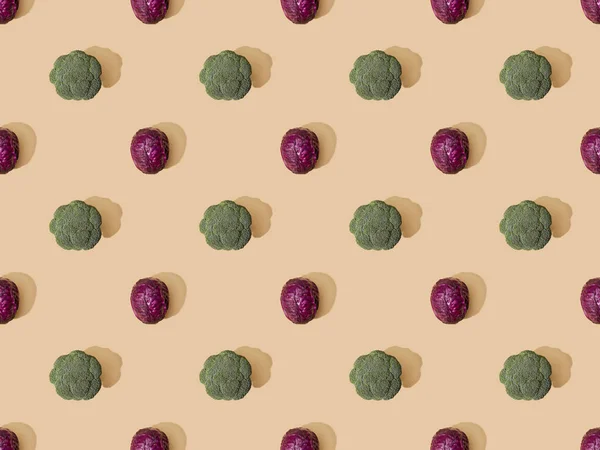 Draufsicht auf ganzen reifen Rotkohl und Brokkoli auf beigem Hintergrund, nahtloses Muster — Stockfoto