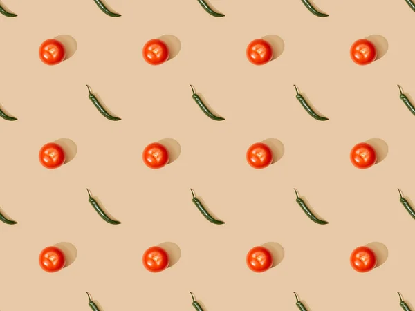 Vista superior de tomates y jalapeños sobre fondo beige, patrón sin costuras - foto de stock