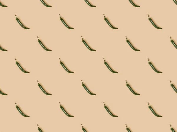 Vue du dessus des jalapenos sur fond beige, motif sans couture — Photo de stock