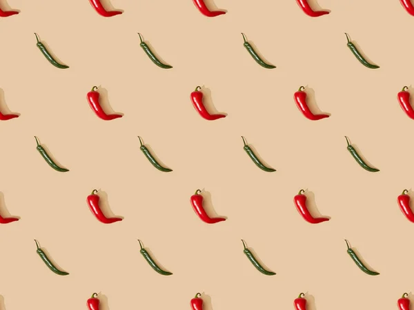 Vista superior de pimentas picantes vermelhas e jalapenos no fundo bege, padrão sem costura — Fotografia de Stock