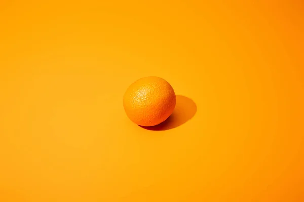 Orange mûr sur fond coloré avec espace de copie — Photo de stock