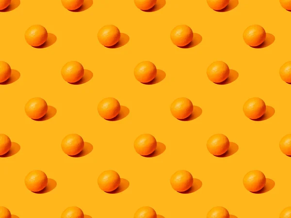 Reife Orangen auf buntem Hintergrund, nahtloses Muster — Stockfoto