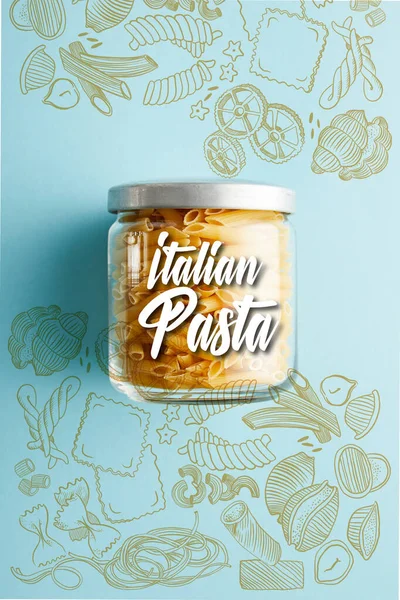 Vista dall'alto penne crude in vaso con illustrazione di pasta italiana su sfondo blu — Foto stock