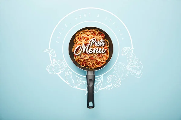 Вид зверху смачна спагетті з томатним соусом на сковороді на синьому фоні з ілюстрацією меню макаронних виробів — стокове фото