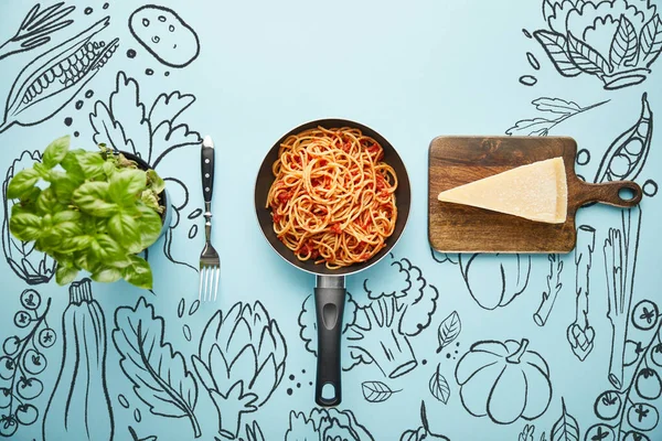 Flat lay com delicioso espaguete com molho de tomate na frigideira perto de folhas de manjericão e queijo parmesão no fundo azul com ilustração de alimentos — Fotografia de Stock