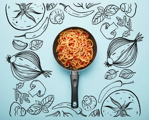 Вид вкусных спагетти с томатным соусом в сковороде на голубом фоне с иллюстрацией овощей — стоковое фото