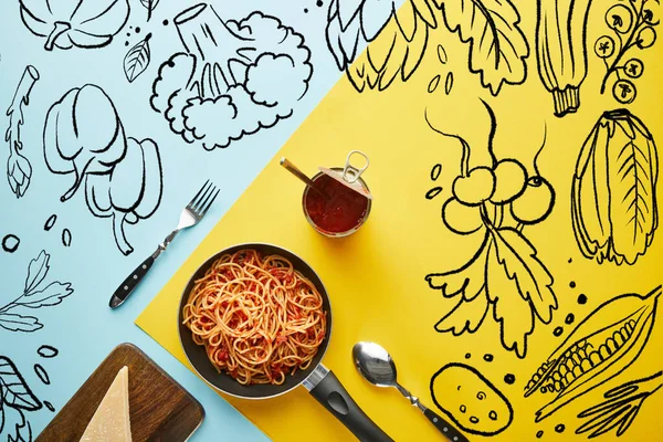 Plat étendre avec de délicieux spaghettis à la sauce tomate avec du parmesan sur fond bleu et jaune avec illustration de légumes — Photo de stock