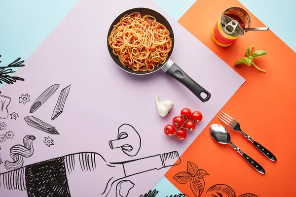 Posa piatta con deliziosi spaghetti con salsa di pomodoro in padella vicino agli ingredienti su sfondo rosso, blu e viola con verdure e illustrazione del vino — Foto stock