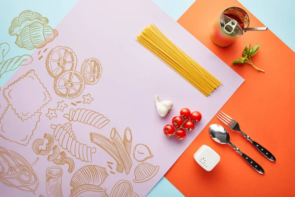 Yacía plano con deliciosos espaguetis con salsa de tomate ingredientes sobre fondo rojo, azul y violeta con ilustración de verduras - foto de stock