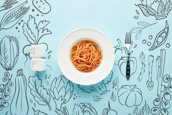 Flat lay com delicioso espaguete com molho de tomate perto de garfo, sal e pimenta shakers em fundo azul com ilustração de legumes — Fotografia de Stock