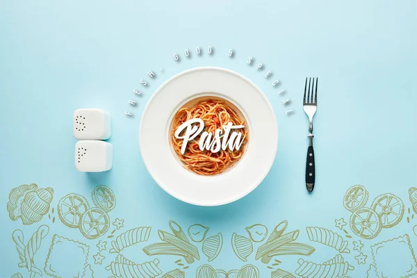 Acostado plano con deliciosos espaguetis con salsa de tomate cerca de tenedor, salero y pimentero sobre fondo azul con ilustración de pasta - foto de stock