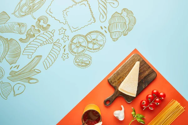 Flache Lage mit leckeren Nudeln mit Zutaten für Tomatensauce auf blauem, rotem Hintergrund mit Lebensmittelillustration — Stockfoto