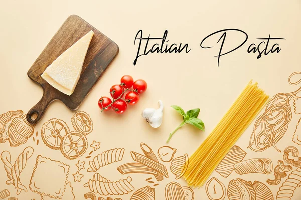 Yacía plano con deliciosos espaguetis con salsa de tomate ingredientes sobre fondo amarillo con ilustración de alimentos - foto de stock