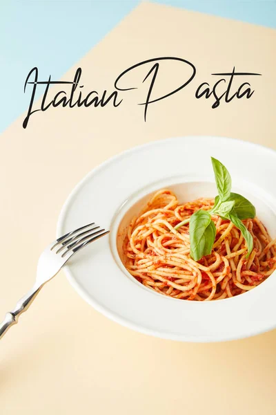 Deliciosos espaguetis con salsa de tomate en plato cerca de tenedor sobre fondo azul y amarillo con ilustración de pasta italiana - foto de stock