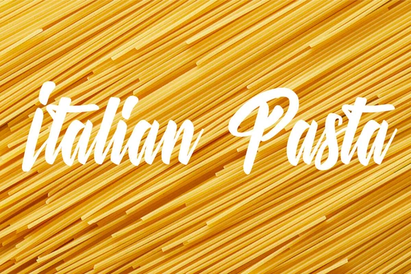 Vista superior del fondo sin costuras de espaguetis crudos con ilustración de pasta italiana - foto de stock