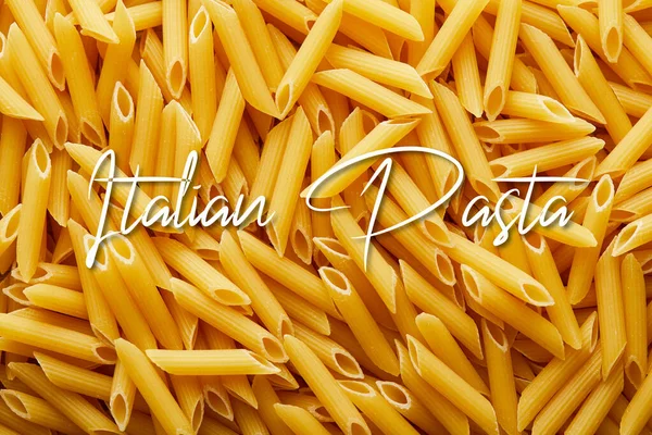 Vista superior del patrón de fondo sin costura Penne crudo con ilustración de pasta italiana - foto de stock