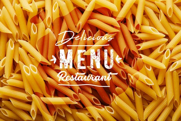 Vista superior del patrón de fondo sin costuras Penne crudo, deliciosa ilustración del restaurante menú - foto de stock