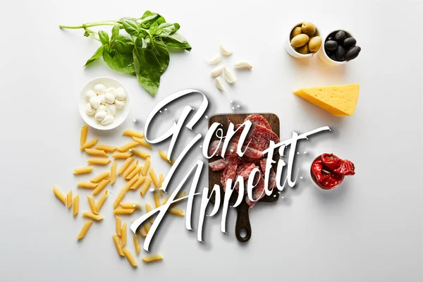 Vista dall'alto di pasta, piatto di carne, formaggio e ingredienti su bianco, illustrazione bon appetit — Foto stock