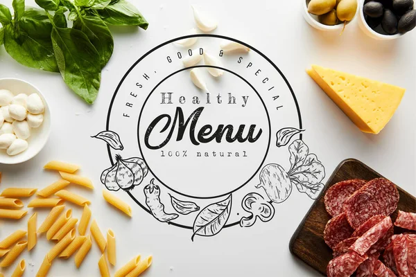 Vista dall'alto di pasta, piatto di carne, formaggio e ingredienti su sfondo bianco, sano illustrazione del menu — Foto stock