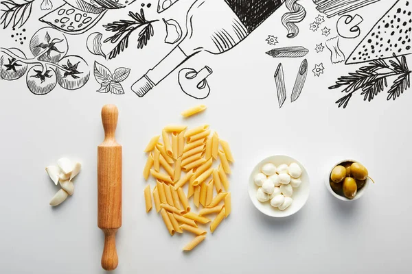 Puesta plana con ajo, rodillo, pasta y cuencos con aceitunas y mozzarella sobre fondo blanco, ilustración de alimentos - foto de stock