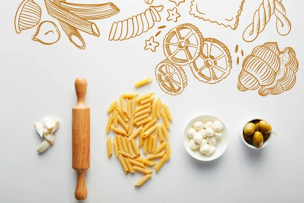 Posa piatta con aglio, mattarello, pasta e ciotole con olive e mozzarella su fondo bianco, illustrazione alimentare — Foto stock