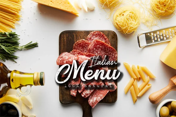 Vista dall'alto di piatto di carne, pasta, bottiglia di olio d'oliva, grattugia e ingredienti su fondo bianco, illustrazione menu italiano — Foto stock