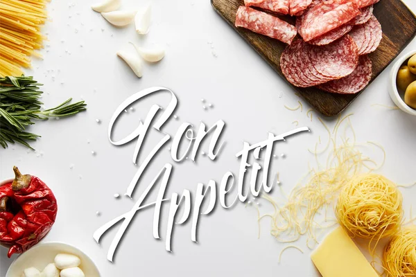 Vista superior de bandeja de carne, pasta e ingredientes sobre fondo blanco, ilustración del apetito bon - foto de stock