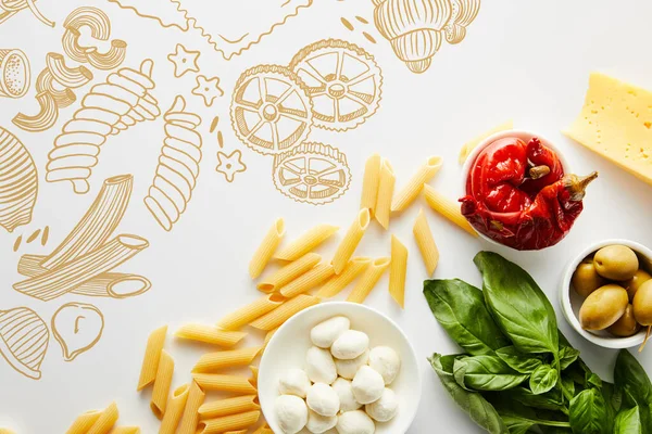 Draufsicht auf Pasta, Basilikumblätter, Käse und Schalen mit Oliven, marinierter Chilischote und Mozzarella auf weißem Hintergrund, Lebensmittelillustration — Stockfoto