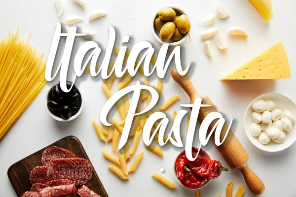 Vista dall'alto di piatto di carne, mattarello, pasta e ingredienti su sfondo bianco, illustrazione pasta italiana — Foto stock