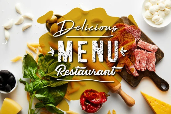 Vue du dessus du plateau de viande, rouleau à pâtisserie, feuilles de basilic et ingrédients sur fond blanc, délicieux menu restaurant illustration — Photo de stock