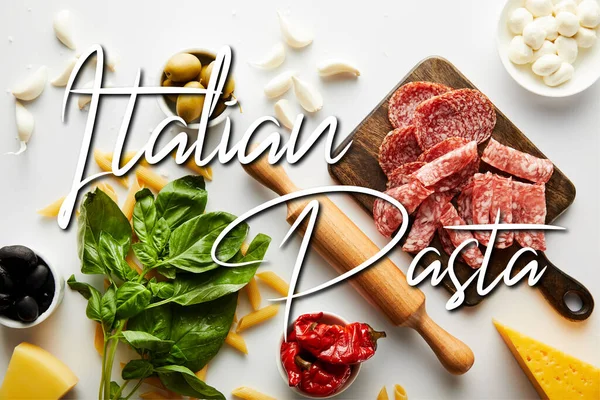 Vista dall'alto di piatto di carne, mattarello, foglie di basilico e ingredienti su fondo bianco, illustrazione pasta italiana — Foto stock