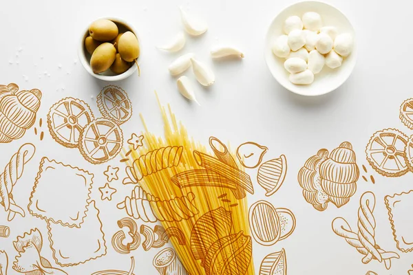 Vista dall'alto di spaghetti, aglio, sale marino e ciotole con olive e mozzarella su sfondo bianco, illustrazione alimentare — Stock Photo