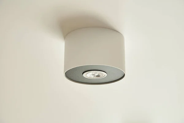 Lampadina alogena in lampada su soffitto bianco in appartamento — Foto stock