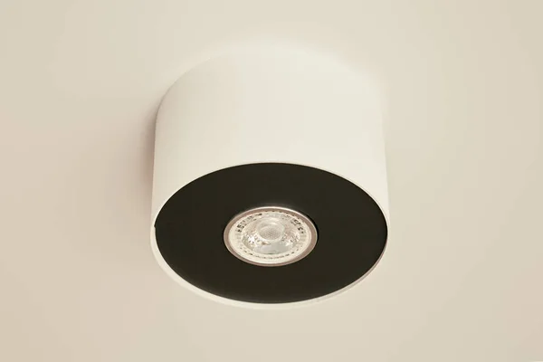 Lampadina alogena in lampada su soffitto bianco in appartamento — Foto stock
