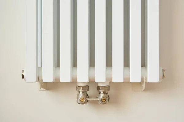 Radiateur de chauffage blanc et moderne près du mur dans l'appartement — Photo de stock