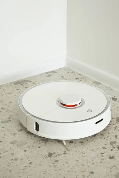 Piastrelle del pavimento di lavaggio robot aspirapolvere vicino a pareti bianche — Foto stock