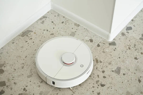 Vista dall'alto del moderno robot aspirapolvere lavare le piastrelle del pavimento in appartamento — Foto stock