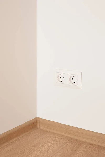 Tomadas de energia modernas na parede no apartamento — Fotografia de Stock