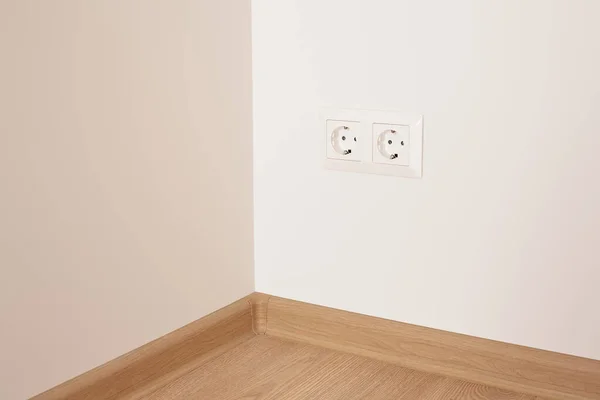 Plugues de energia modernos na parede branca no apartamento — Fotografia de Stock