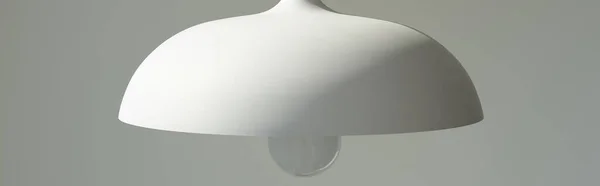 Coltura panoramica di lampada bianca e moderna con lampadina — Foto stock