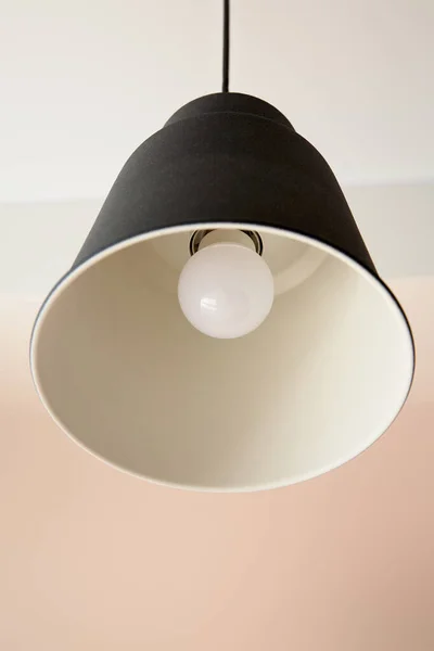 Vista de ángulo bajo de la lámpara moderna con bombilla - foto de stock