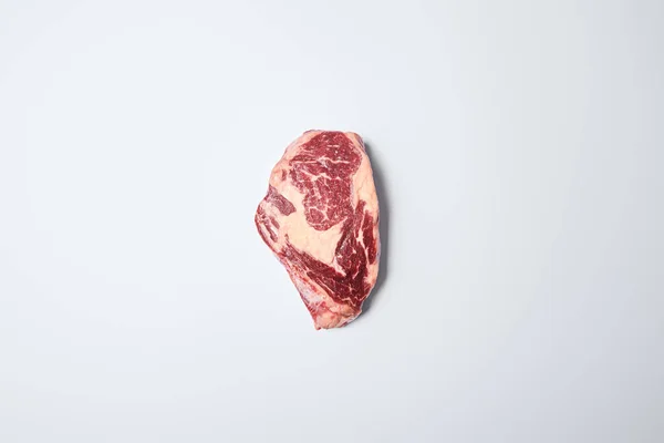 Vue de dessus du steak cru frais sur fond blanc — Photo de stock