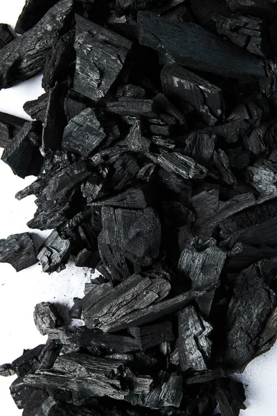 Vue de dessus des charbons noirs sur fond blanc — Photo de stock