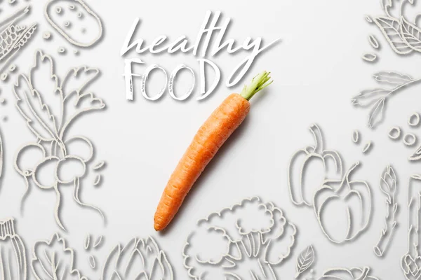 Вид зверху смачної стиглої моркви на білому тлі з овочами та ілюстрацією здорової їжі — стокове фото