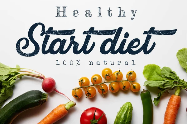 Draufsicht auf frisches Gemüse mit grünen Blättern auf weißem Hintergrund mit Start-Diät-Illustration — Stockfoto